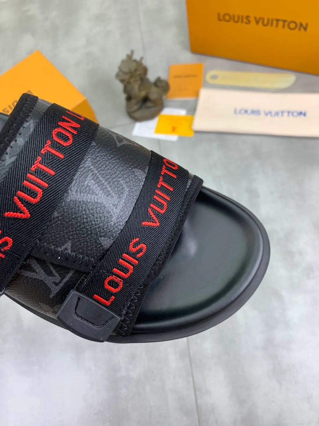 Men's shoes 💰P320💰【New style】🆘 Original quality 【LOUIS VUITTON】The popular Louis Vuitton LV men's slippers on the official website are on sale simultaneously! Original fabric imported from Italy, original factory special supply, code number: 38-44 (45 customized), many colors available
